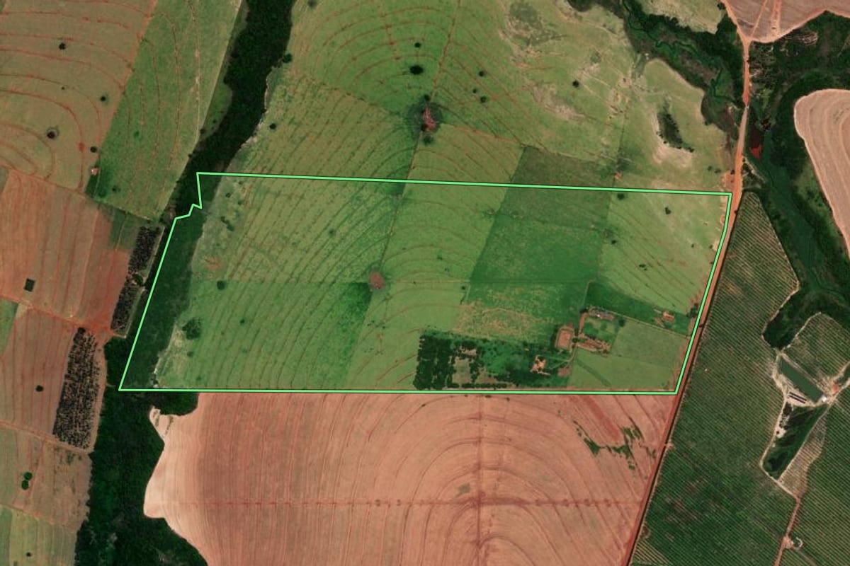 Imagem de satélite do imóvel rural em Paranavaí (PR), com o contorno declarado no CAR desenhado por cima.