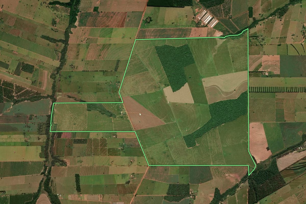 Imagem de satélite do imóvel rural em Paranavaí (PR), com o contorno declarado no CAR desenhado por cima.