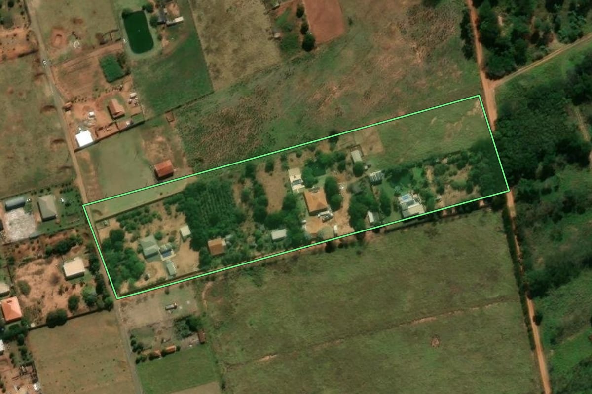 Imagem de satélite do imóvel rural em Paranavaí (PR), com o contorno declarado no CAR desenhado por cima.