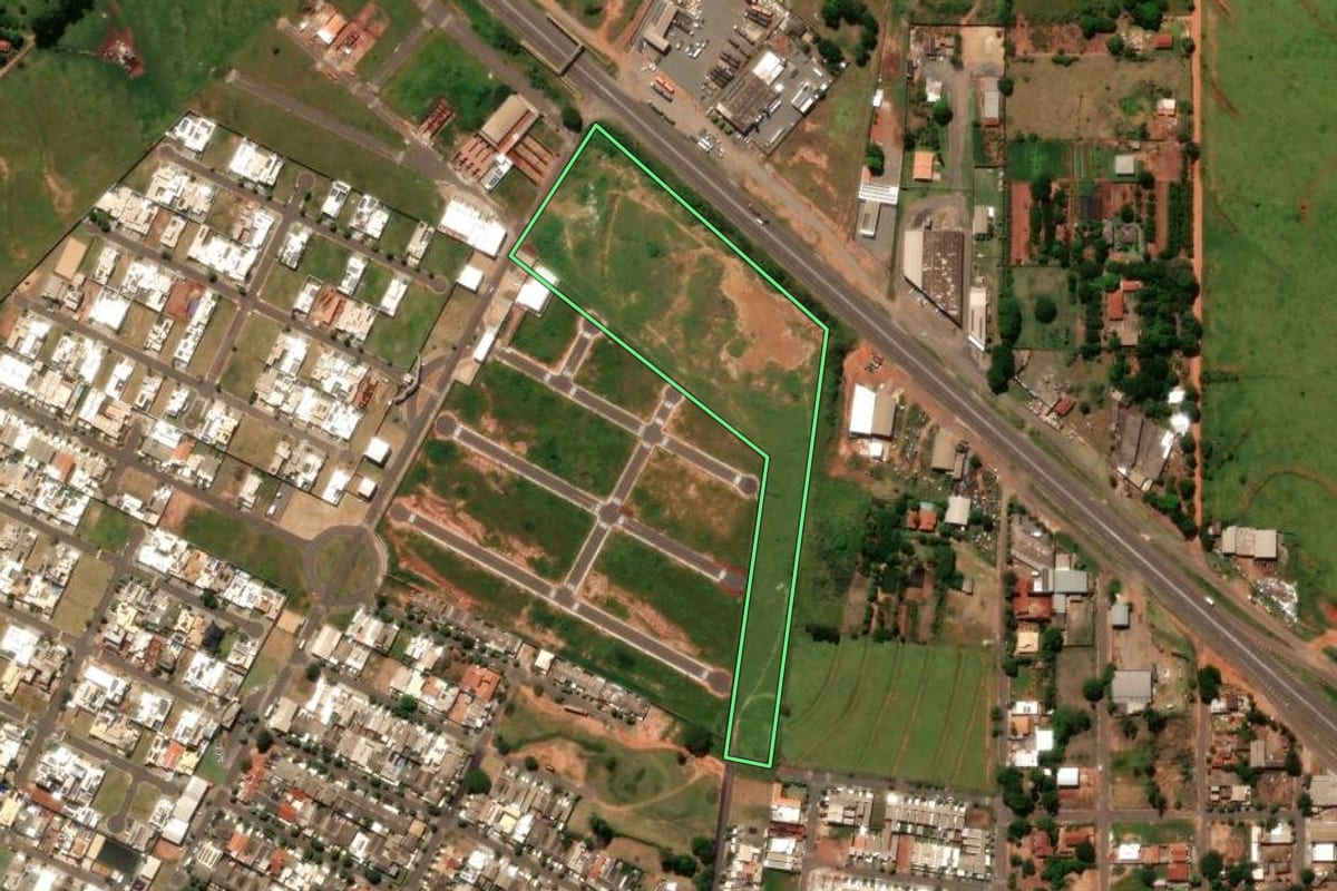 Imagem de satélite do imóvel rural em Paranavaí (PR), com o contorno declarado no CAR desenhado por cima.