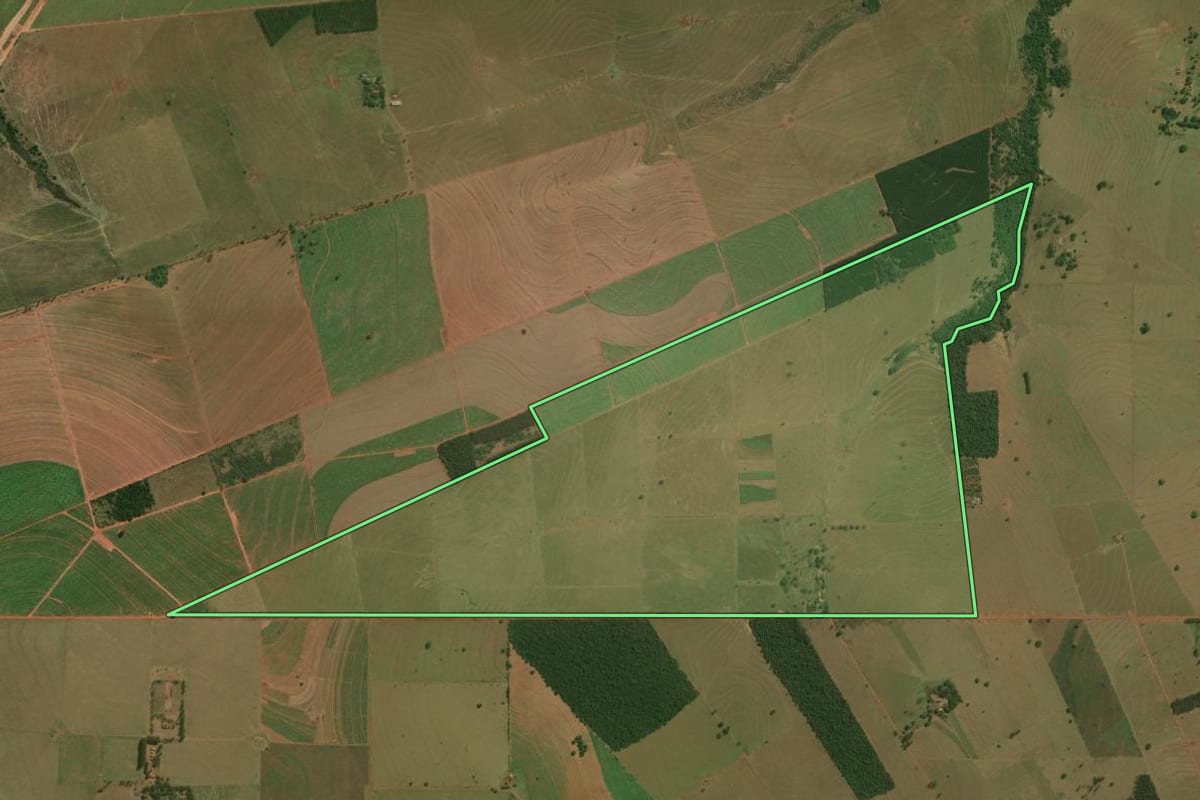 Imagem de satélite do imóvel rural em Paranavaí (PR), com o contorno declarado no CAR desenhado por cima.