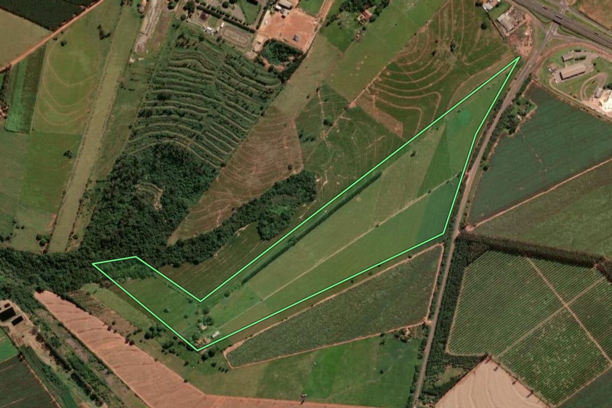 Imagem de satélite do imóvel rural em Paranavaí (PR), com o contorno declarado no CAR desenhado por cima.