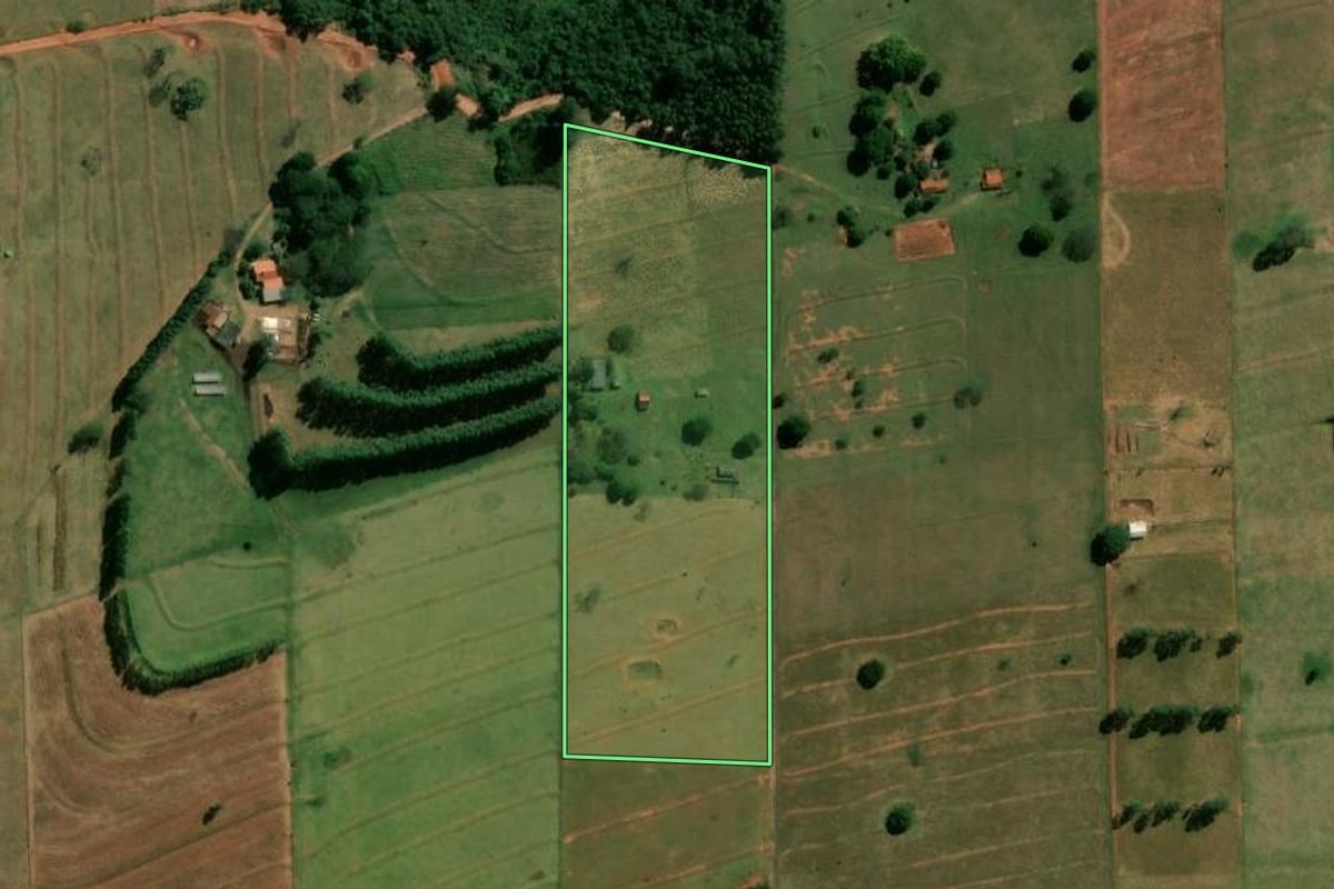 Imagem de satélite do imóvel rural em Paranavaí (PR), com o contorno declarado no CAR desenhado por cima.