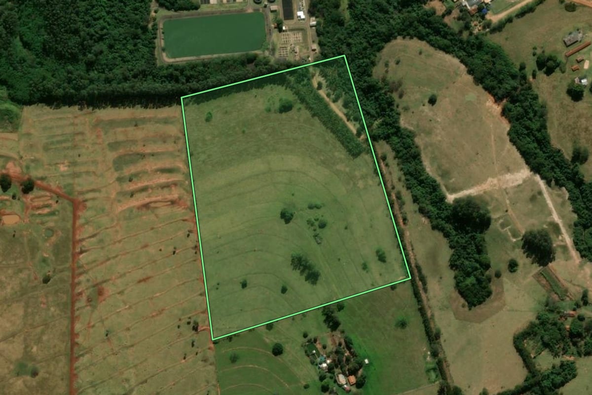Imagem de satélite do imóvel rural em Paranavaí (PR), com o contorno declarado no CAR desenhado por cima.
