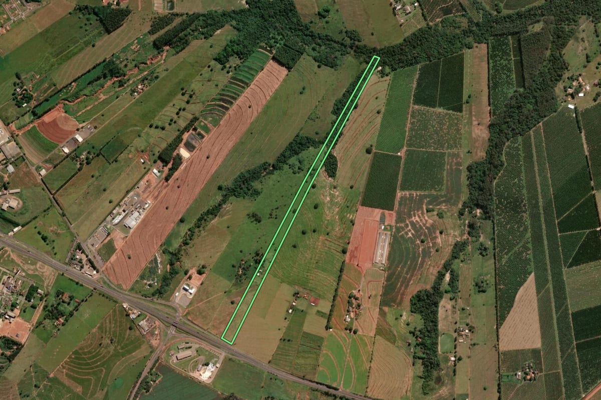 Imagem de satélite do imóvel rural em Paranavaí (PR), com o contorno declarado no CAR desenhado por cima.