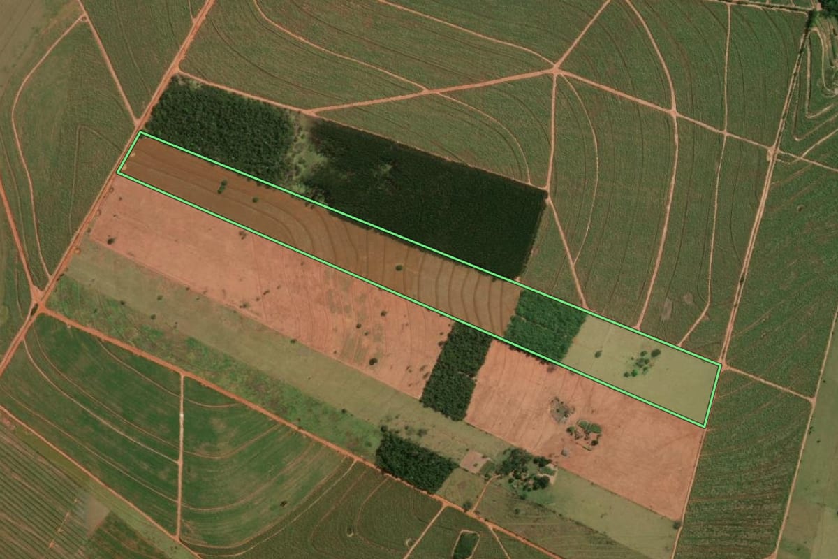 Imagem de satélite do imóvel rural em Paranavaí (PR), com o contorno declarado no CAR desenhado por cima.