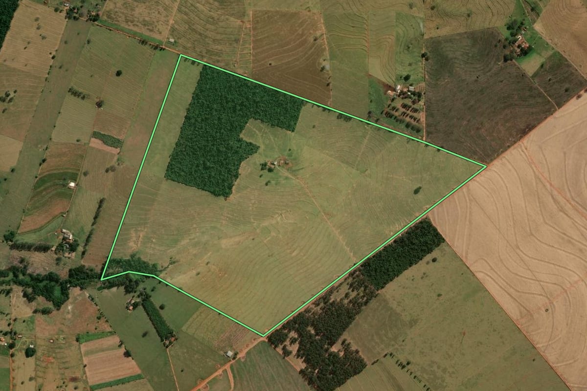 Imagem de satélite do imóvel rural em Paranavaí (PR), com o contorno declarado no CAR desenhado por cima.
