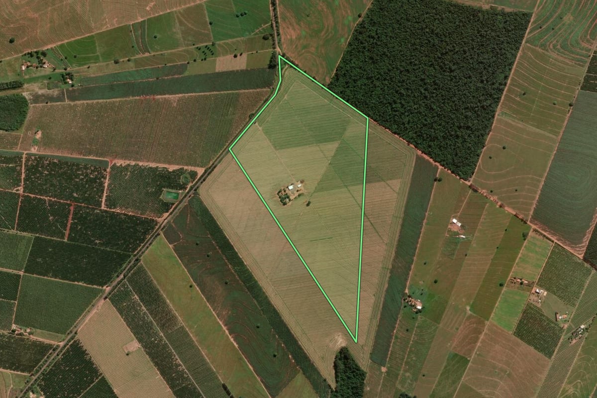 Imagem de satélite do imóvel rural em Paranavaí (PR), com o contorno declarado no CAR desenhado por cima.