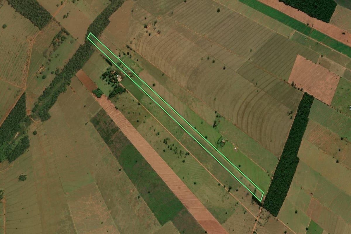Imagem de satélite do imóvel rural em Paranavaí (PR), com o contorno declarado no CAR desenhado por cima.