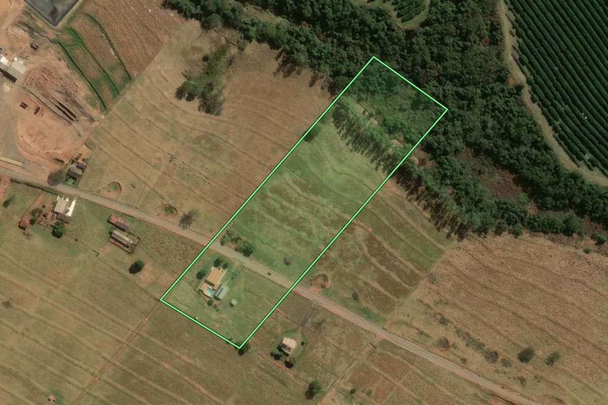 Imagem de satélite do imóvel rural em Paranavaí (PR), com o contorno declarado no CAR desenhado por cima.