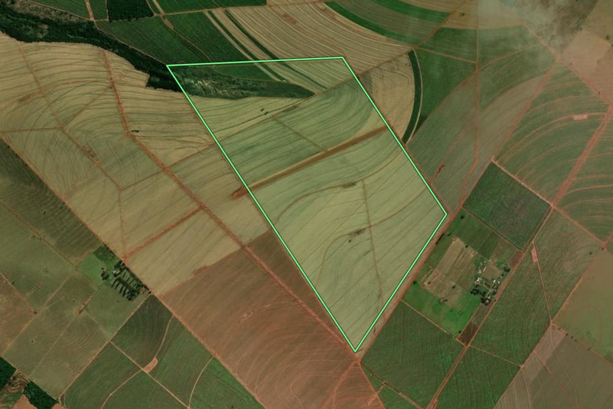 Imagem de satélite do imóvel rural em Paranavaí (PR), com o contorno declarado no CAR desenhado por cima.