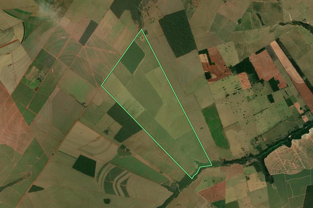 Imagem de satélite do imóvel rural em Paranavaí (PR), com o contorno declarado no CAR desenhado por cima.