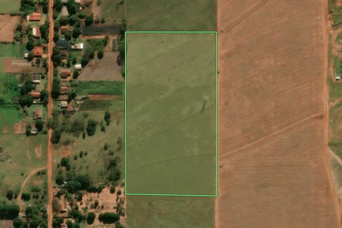 Imagem de satélite do imóvel rural em Paranavaí (PR), com o contorno declarado no CAR desenhado por cima.