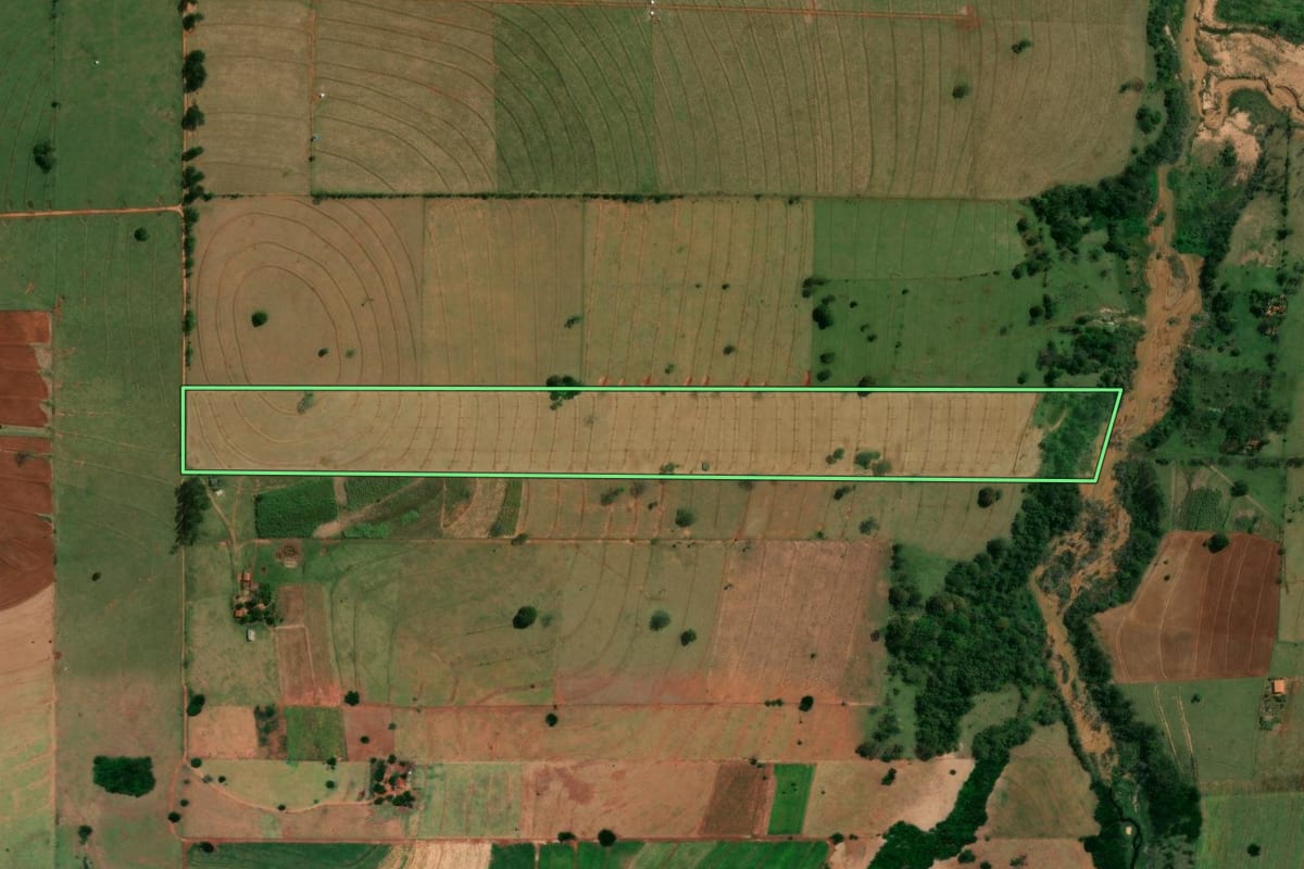 Imagem de satélite do imóvel rural em Paranavaí (PR), com o contorno declarado no CAR desenhado por cima.