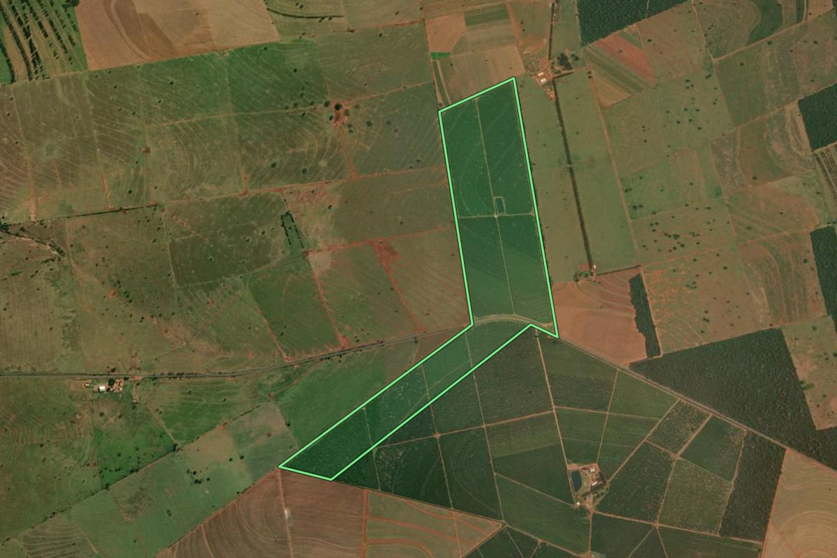 Imagem de satélite do imóvel rural em Paranavaí (PR), com o contorno declarado no CAR desenhado por cima.
