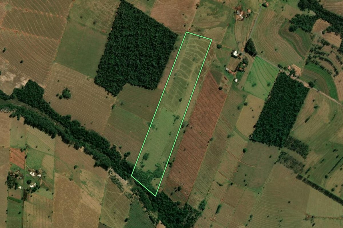 Imagem de satélite do imóvel rural em Paranavaí (PR), com o contorno declarado no CAR desenhado por cima.