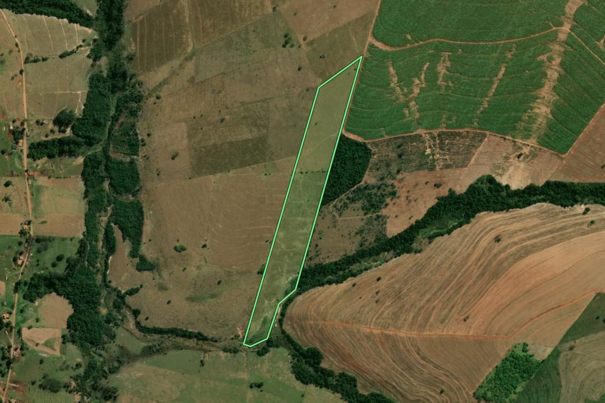 Imagem de satélite do imóvel rural em Paranavaí (PR), com o contorno declarado no CAR desenhado por cima.
