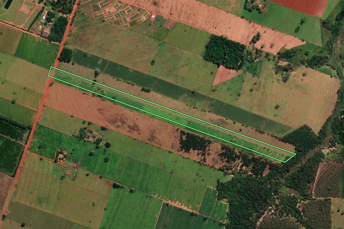 Imagem de satélite do imóvel rural em Paranavaí (PR), com o contorno declarado no CAR desenhado por cima.