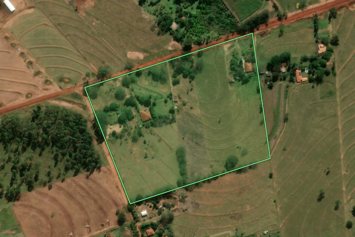 Imagem de satélite do imóvel rural em Paranavaí (PR), com o contorno declarado no CAR desenhado por cima.