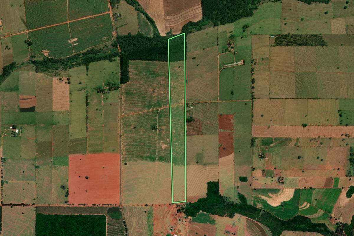 Imagem de satélite do imóvel rural em Paranavaí (PR), com o contorno declarado no CAR desenhado por cima.
