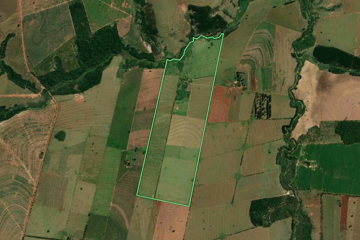 Imagem de satélite do imóvel rural em Paranavaí (PR), com o contorno declarado no CAR desenhado por cima.