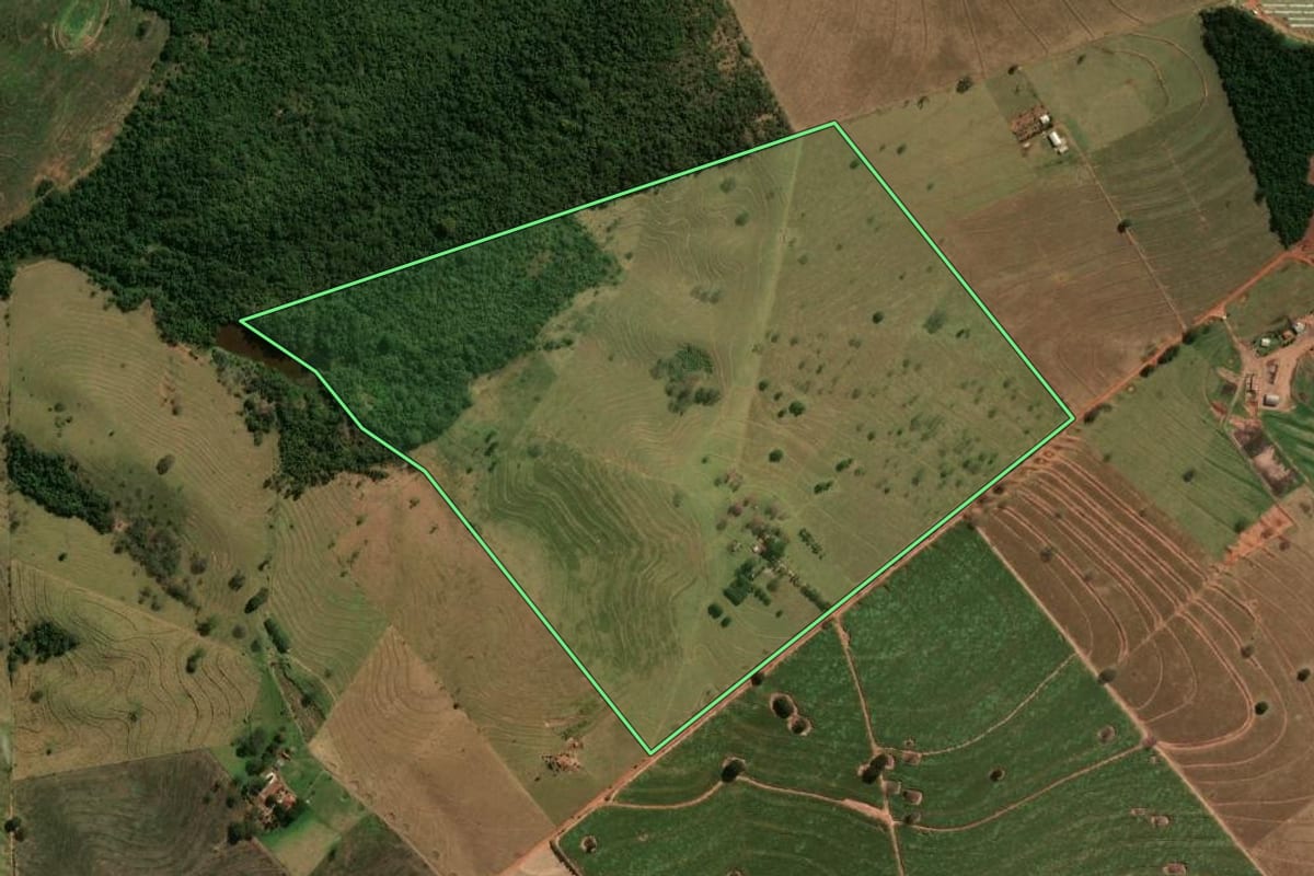 Imagem de satélite do imóvel rural em Paranavaí (PR), com o contorno declarado no CAR desenhado por cima.