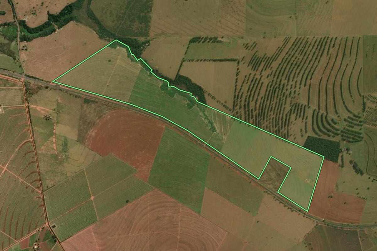 Imagem de satélite do imóvel rural em Paranavaí (PR), com o contorno declarado no CAR desenhado por cima.