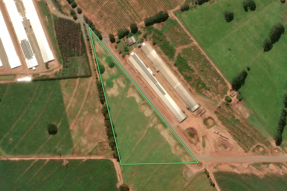 Imagem de satélite do imóvel rural em Paranavaí (PR), com o contorno declarado no CAR desenhado por cima.