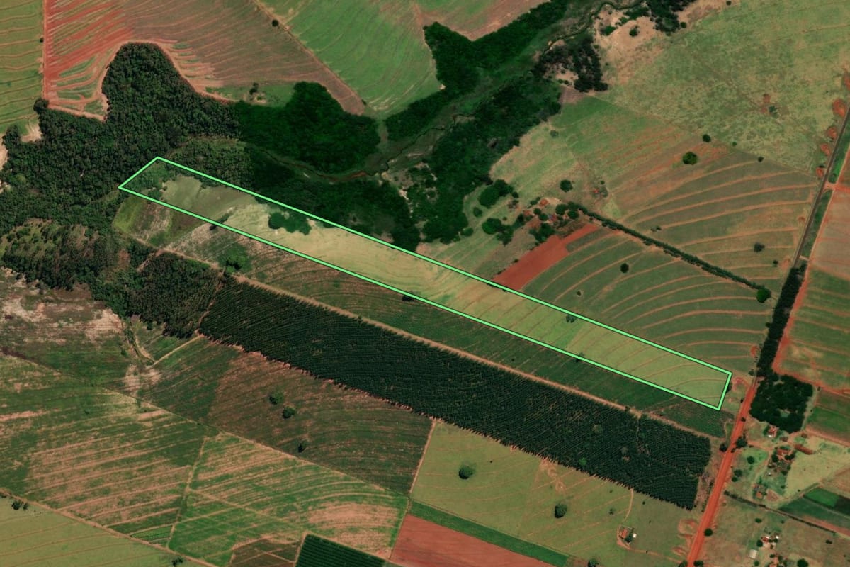 Imagem de satélite do imóvel rural em Paranavaí (PR), com o contorno declarado no CAR desenhado por cima.