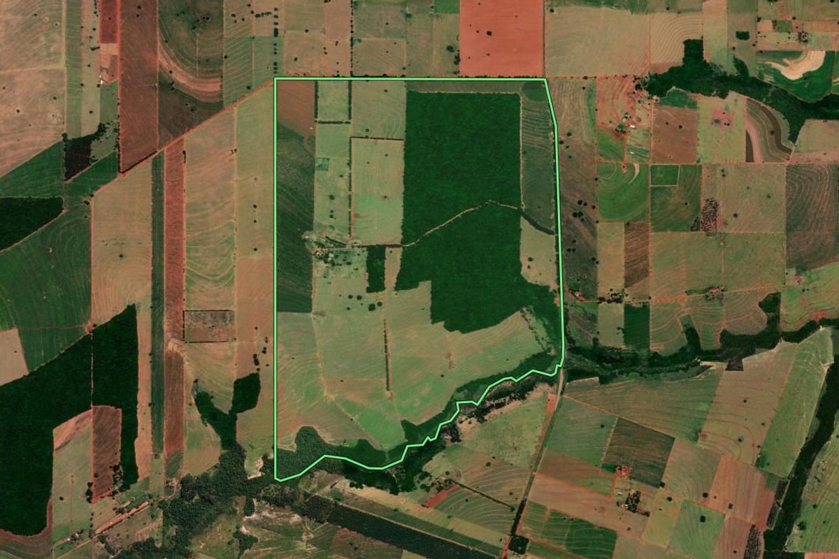 Imagem de satélite do imóvel rural em Paranavaí (PR), com o contorno declarado no CAR desenhado por cima.