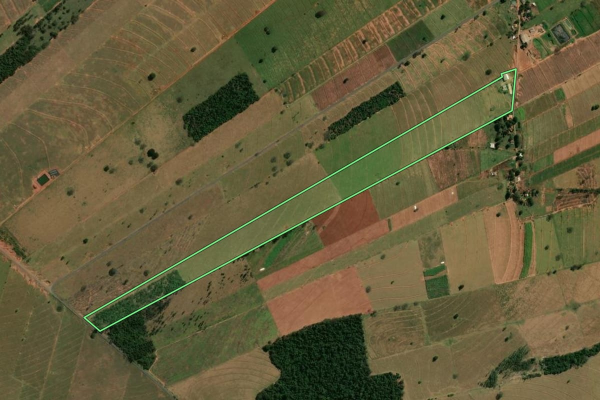 Imagem de satélite do imóvel rural em Paranavaí (PR), com o contorno declarado no CAR desenhado por cima.
