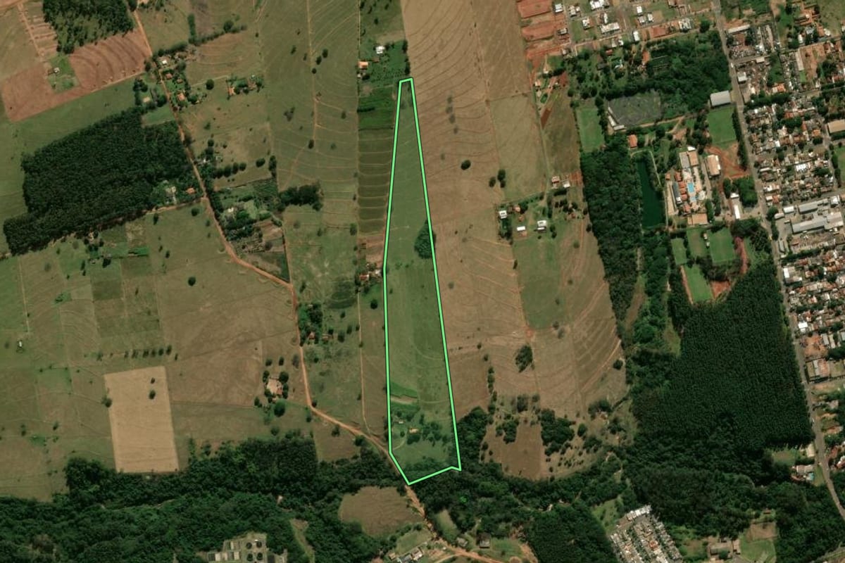 Imagem de satélite do imóvel rural em Paranavaí (PR), com o contorno declarado no CAR desenhado por cima.