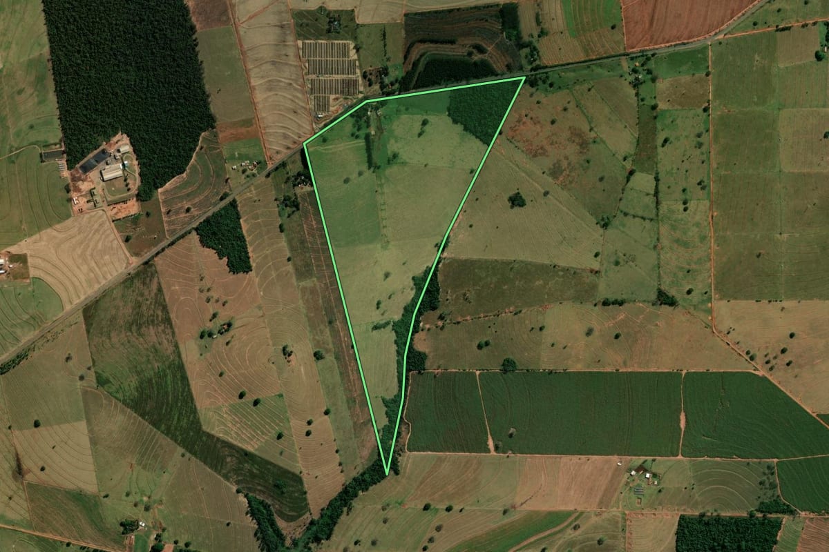 Imagem de satélite do imóvel rural em Paranavaí (PR), com o contorno declarado no CAR desenhado por cima.