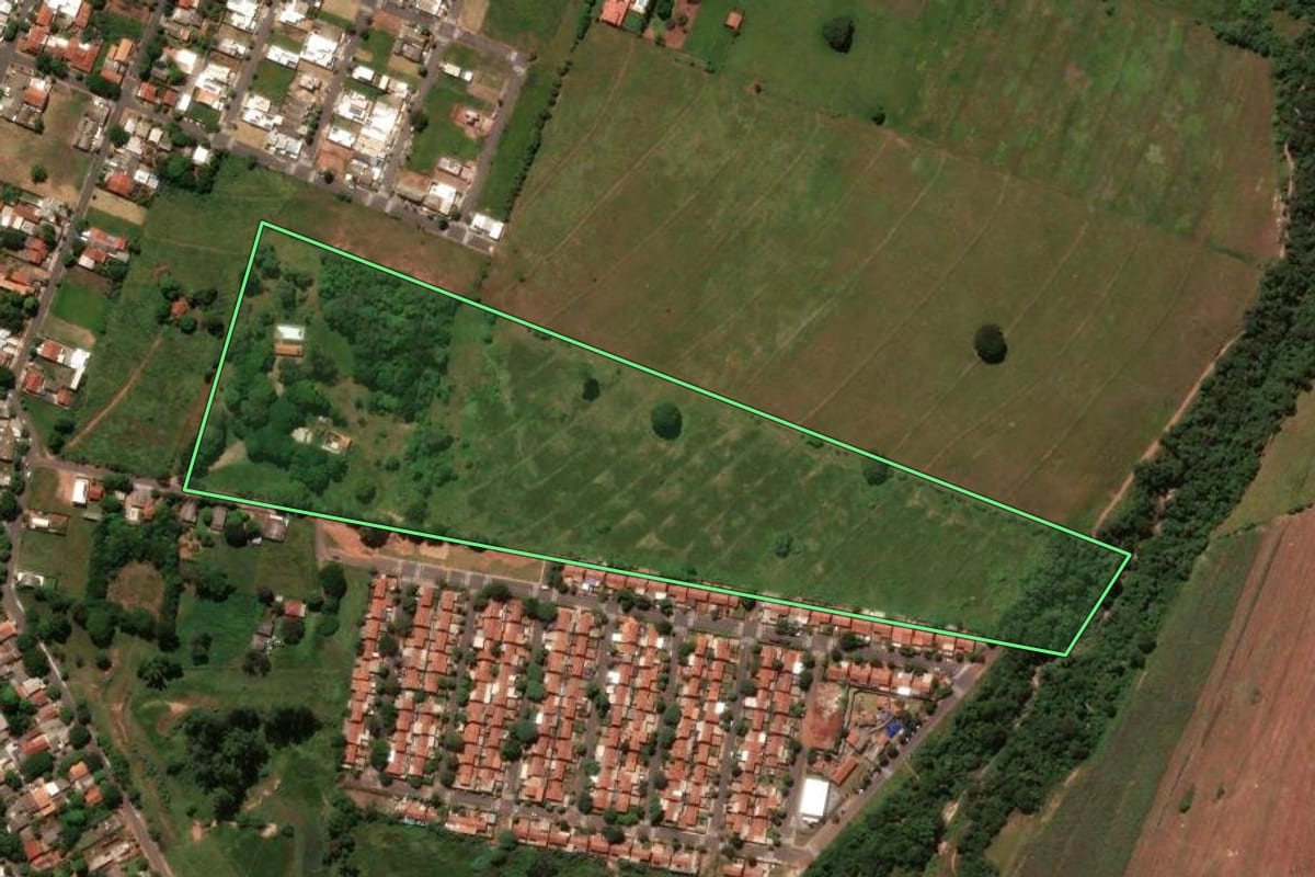 Imagem de satélite do imóvel rural em Paranavaí (PR), com o contorno declarado no CAR desenhado por cima.