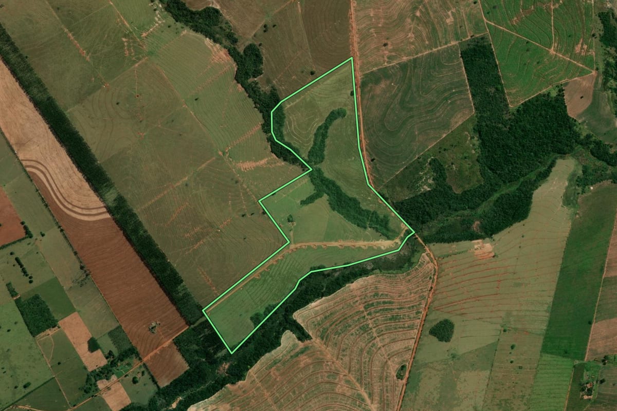 Imagem de satélite do imóvel rural em Paranavaí (PR), com o contorno declarado no CAR desenhado por cima.