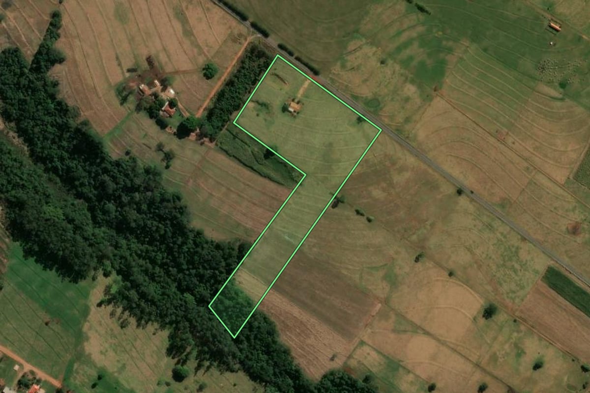 Imagem de satélite do imóvel rural em Paranavaí (PR), com o contorno declarado no CAR desenhado por cima.