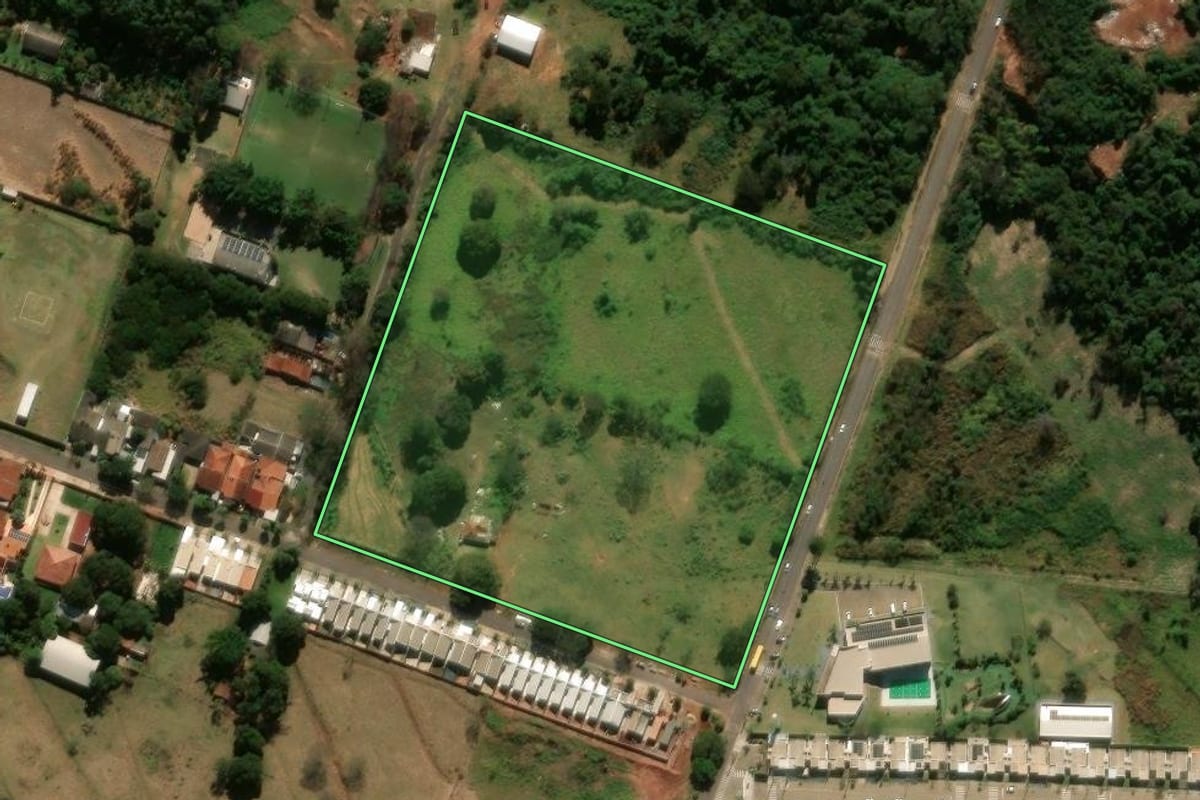 Imagem de satélite do imóvel rural em Paranavaí (PR), com o contorno declarado no CAR desenhado por cima.