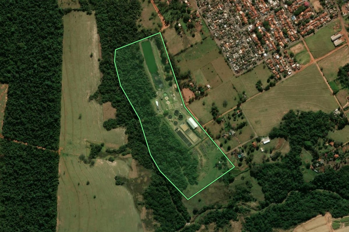 Imagem de satélite do imóvel rural em Paranavaí (PR), com o contorno declarado no CAR desenhado por cima.