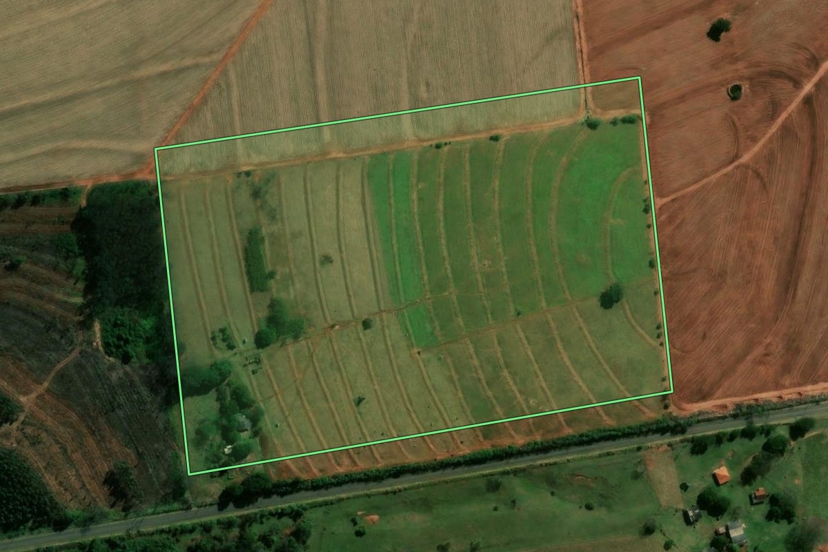Imagem de satélite do imóvel rural em Paranavaí (PR), com o contorno declarado no CAR desenhado por cima.