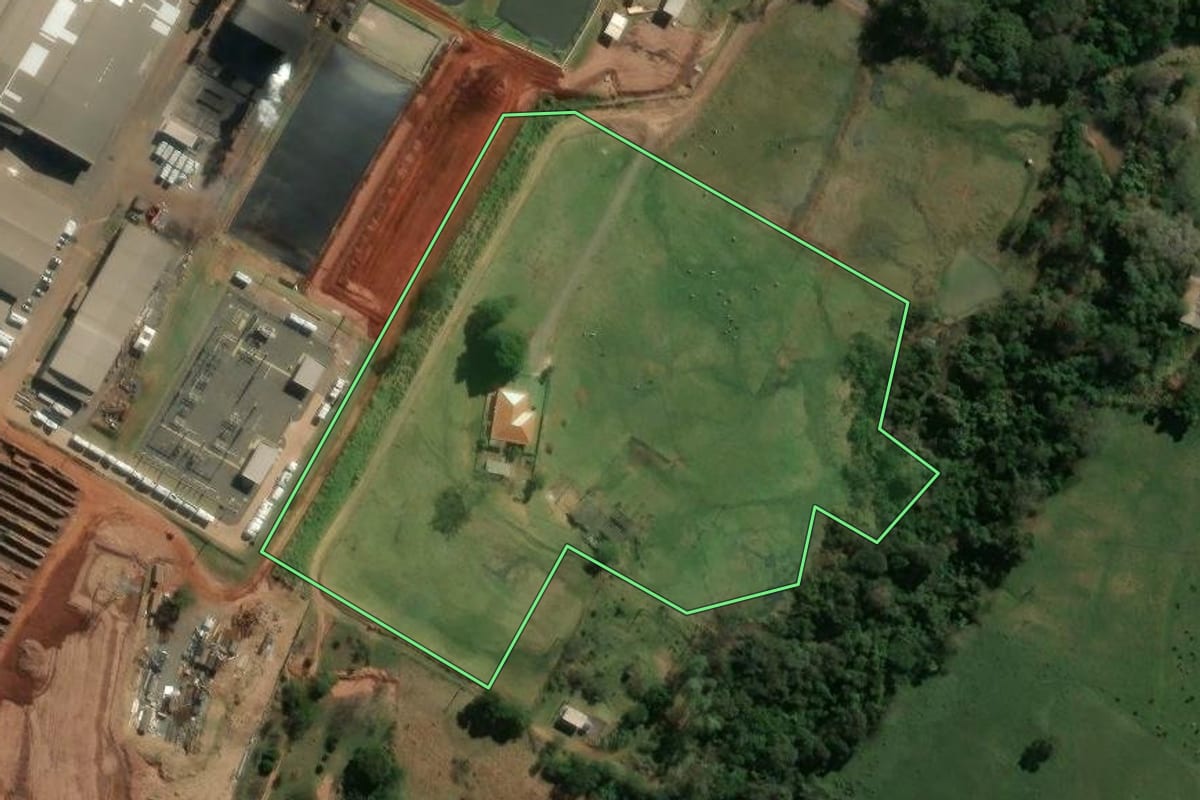 Imagem de satélite do imóvel rural em Paranavaí (PR), com o contorno declarado no CAR desenhado por cima.