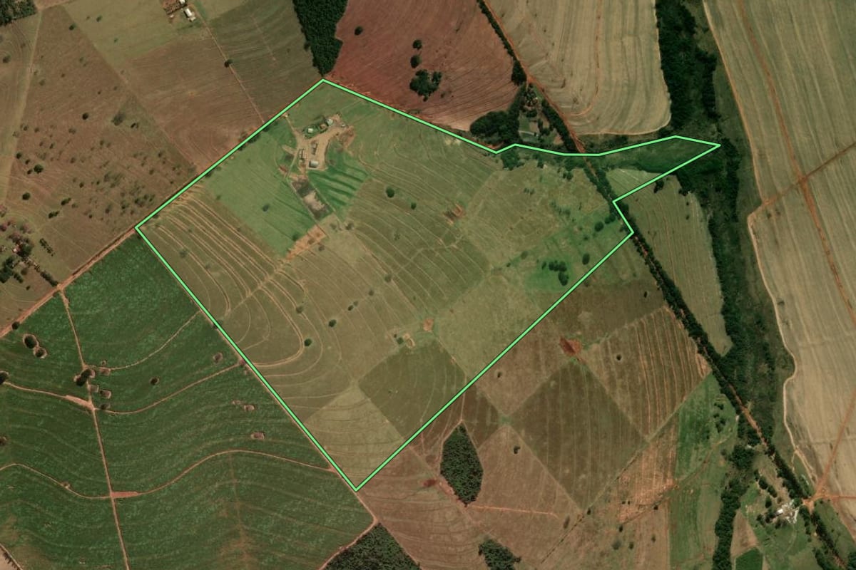 Imagem de satélite do imóvel rural em Paranavaí (PR), com o contorno declarado no CAR desenhado por cima.