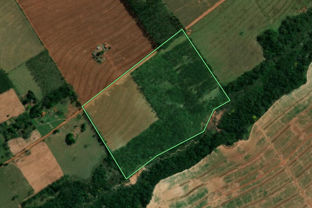 Imagem de satélite do imóvel rural em Paranavaí (PR), com o contorno declarado no CAR desenhado por cima.