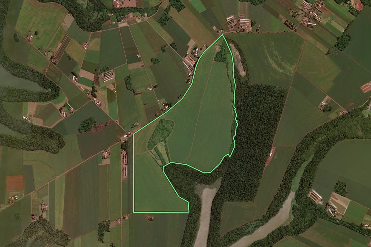 Imagem de satélite do imóvel rural em Pato Bragado (PR), com o contorno declarado no CAR desenhado por cima.