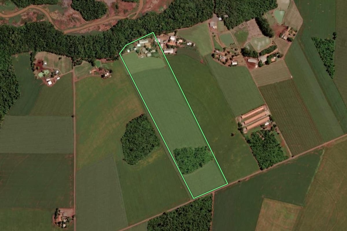 Imagem de satélite do imóvel rural em Pato Bragado (PR), com o contorno declarado no CAR desenhado por cima.