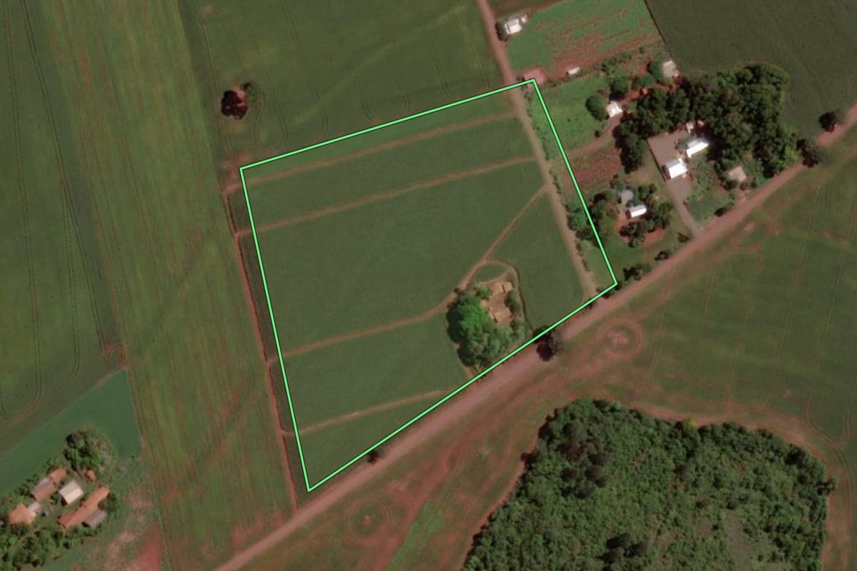 Imagem de satélite do imóvel rural em Pato Bragado (PR), com o contorno declarado no CAR desenhado por cima.