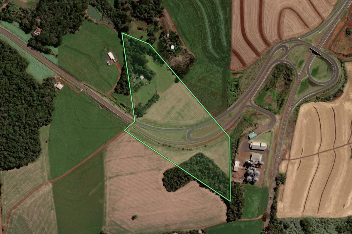 Imagem de satélite do imóvel rural em Pato Branco (PR), com o contorno declarado no CAR desenhado por cima.