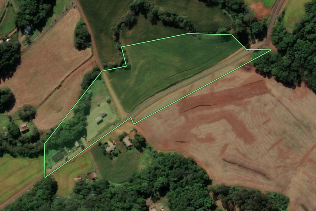 Imagem de satélite do imóvel rural em Pato Branco (PR), com o contorno declarado no CAR desenhado por cima.