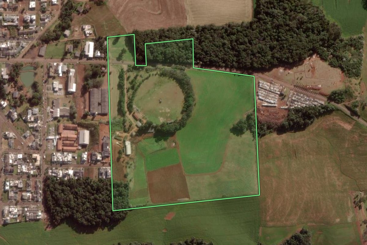 Imagem de satélite do imóvel rural em Pato Branco (PR), com o contorno declarado no CAR desenhado por cima.