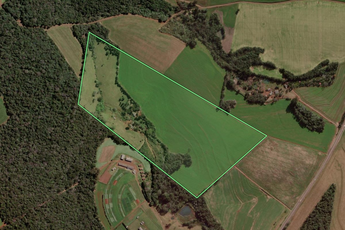 Imagem de satélite do imóvel rural em Pato Branco (PR), com o contorno declarado no CAR desenhado por cima.