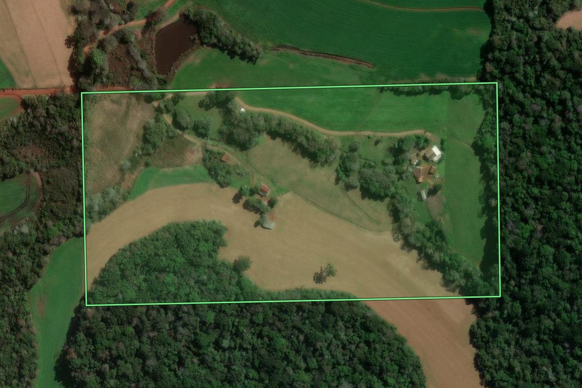 Imagem de satélite do imóvel rural em Pato Branco (PR), com o contorno declarado no CAR desenhado por cima.